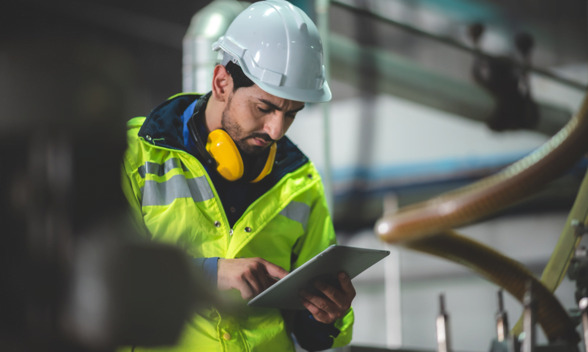 ingeniero de mantenimiento trabajando en tablet