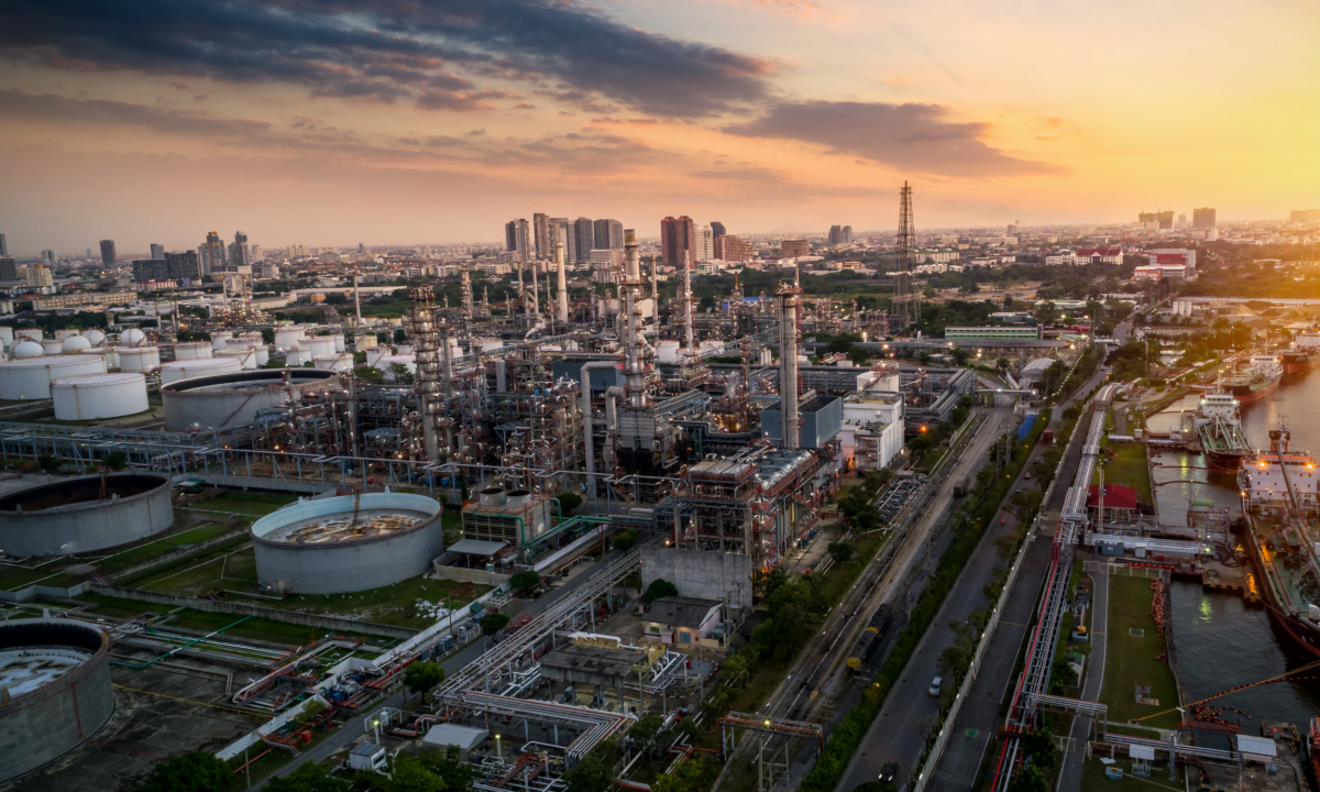 coucher de soleil derrière l'usine pétrolière