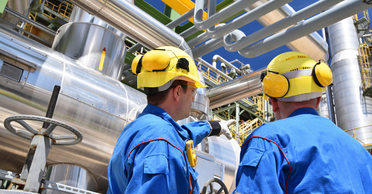 inspectores en refinería de petróleo